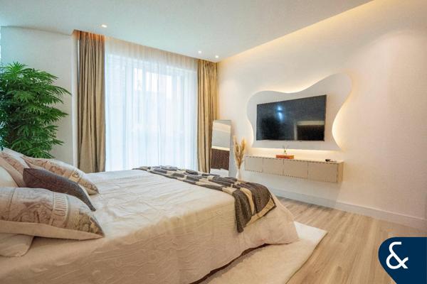 Vacant/ Luxury furnishing/ Spacious 2 bed